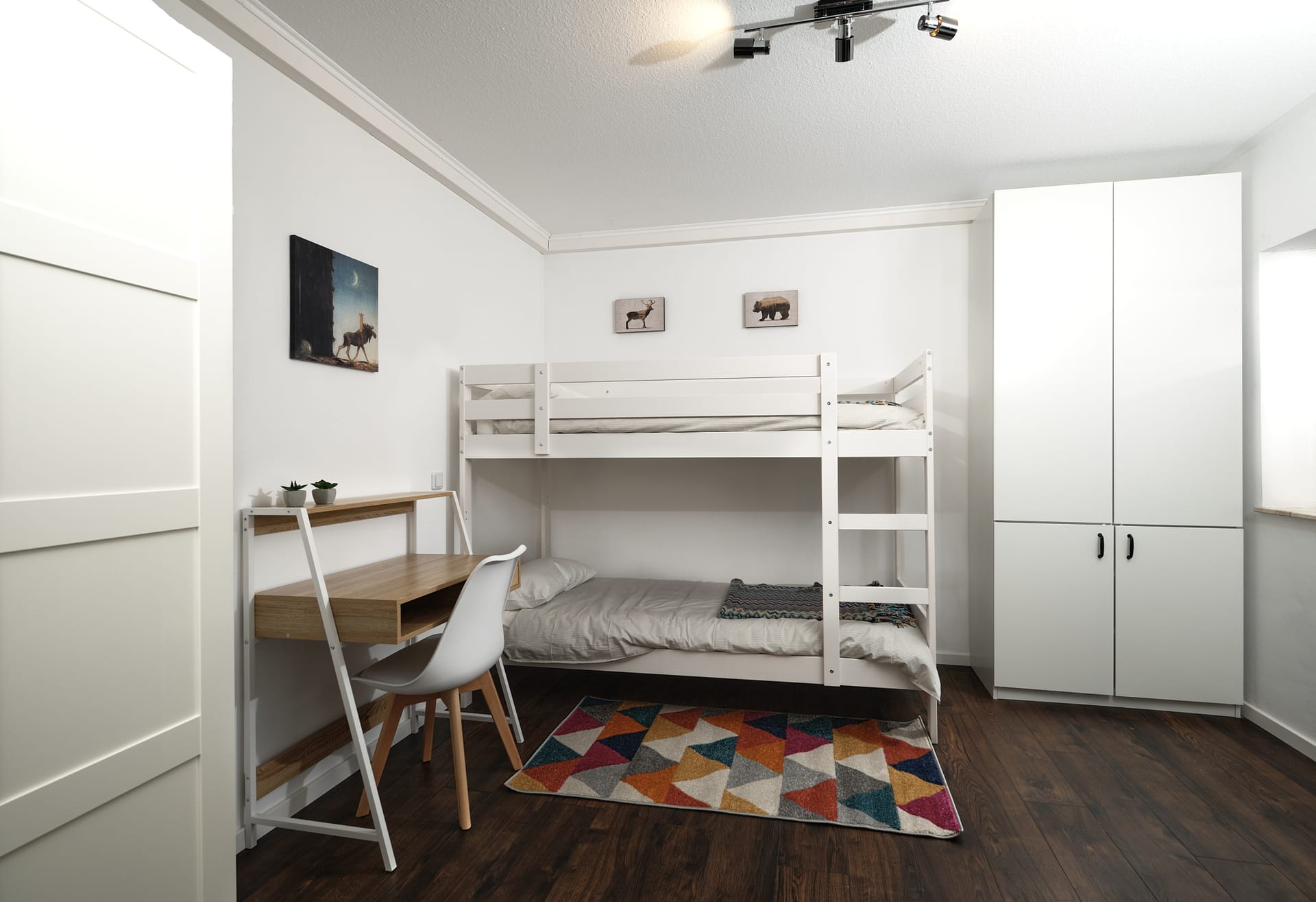 Kids room with bunk beds and Smart TV at Mumo's Inn